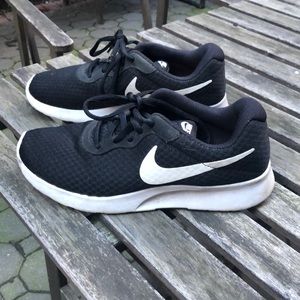 Nike Tanjun sneaker. Women’s size 8
